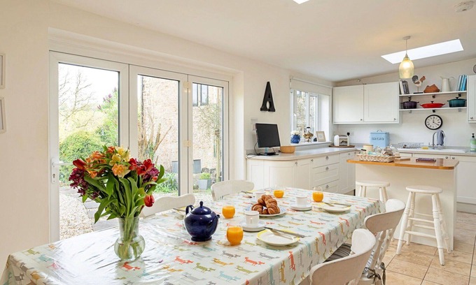 Batcombe House | Stunning villa for 5 guests with WIFI and pets allowed