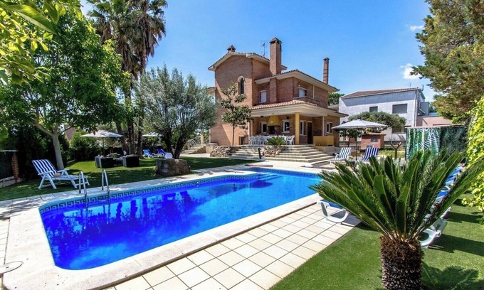 Can Vinyals Villa | Stunning Villa w/private pool 33 km to Barcelona!
