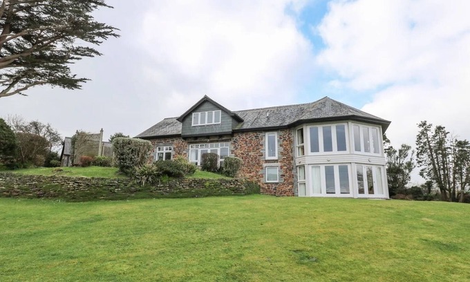 Helford House | Stunning Waterfront Escape 4 Bedrooms, 4 Bathrooms, Piano and Games Room!