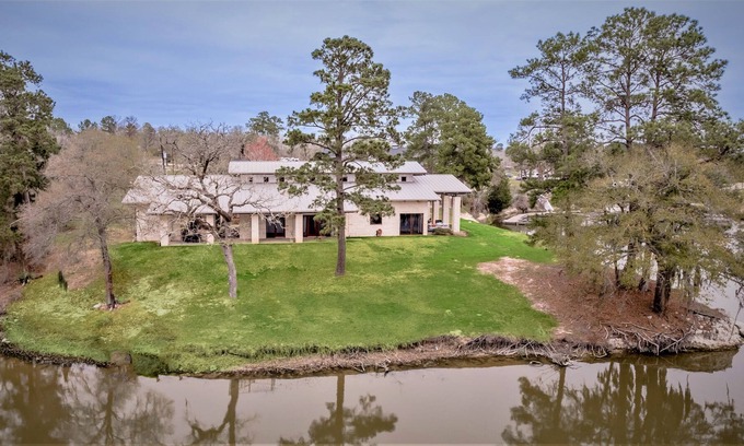 Riverside House | Stunning Waterfront Home with Beautiful Views, A Perfect Retreat for Relaxation