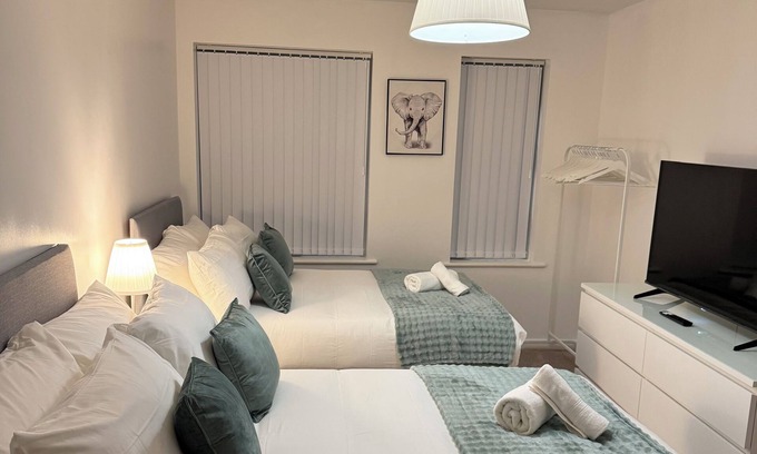 Birmingham City Centre Apartment | Stylish 1-BR Apartment: Perfect for 4