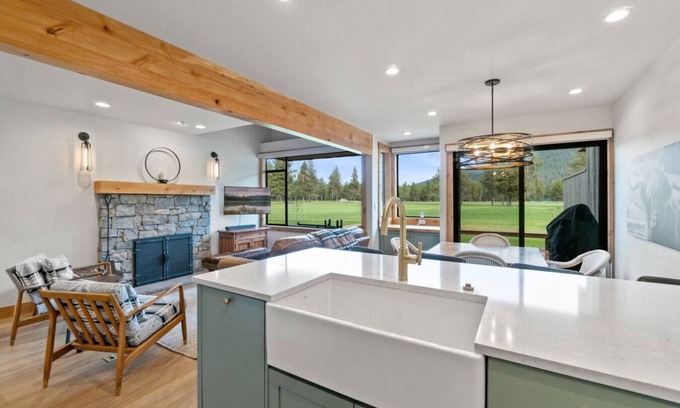 Black Butte Ranch Condo | Stylish 1BR Condo at Black Butte Ranch | Deck, BBQ & Beautiful Mountain Views