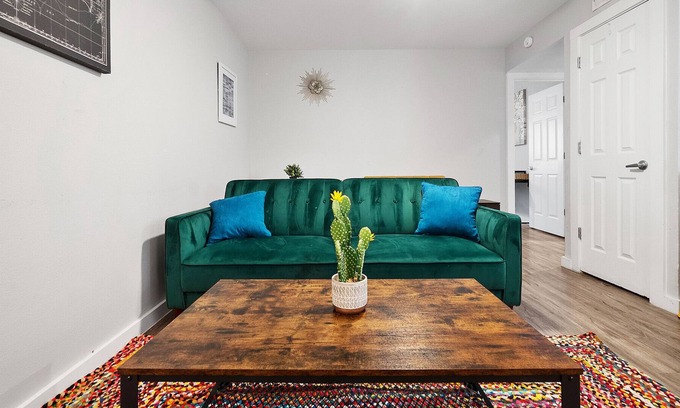 Highland Apartment | Stylish 1BR Near UT | Highland | Evonify