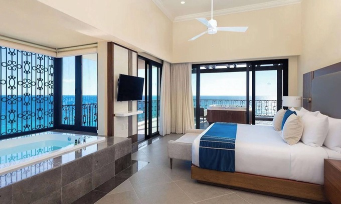 Zona Hotelera Condo | Stylish 2 Bd Villa at La Valencia Beach Resort & Spa in Cabo - Steps from Beach!