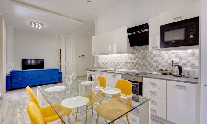 Tower Road Apartment | Stylish 2 Bedroom Apartment in an Amazing Location