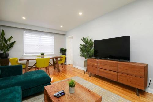 Cote-Des-Neiges—Notre-Dame-De-Grace Apartment | Stylish 2BR in Montreal