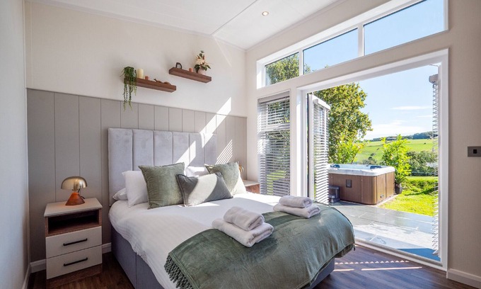 Totnes Cabin | Stylish 3-Bed Lodge with Golf & Spa Access