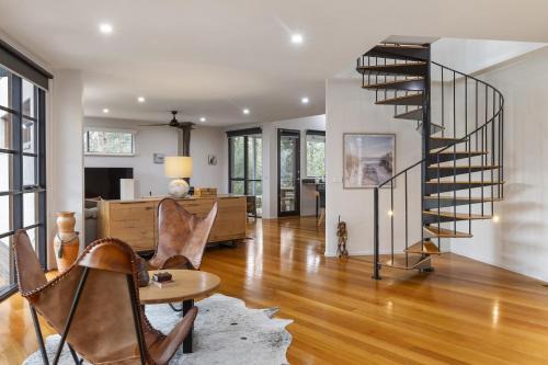 Drysdale House | Stylish 3-Bedroom and Outdoor Grill and Pizza Oven