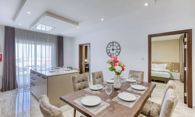 St. Andrew's Apartment | ✨ Stylish 3-bedroom in Swieqi 🇲🇹 – just minutes from beaches, restaurants & nightlife 🌊🍴🎶. Your perfect Malta getaway awaits! 🌴☀️