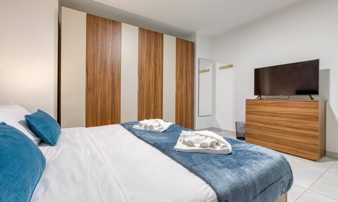 Swieqi Apartment | ✨ Stylish 3-bedroom in Swieqi 🇲🇹 — just 10 mins from beaches 🌊, restaurants 🍴 & nightlife 🎶. The perfect Malta getaway for families & friends 🏡🌞!