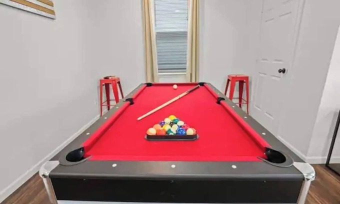 Downtown Indianapolis House | Stylish 3-Bedroom Home with Pool Table, Private Parking, and Prime Location in Downtown Indianapolis