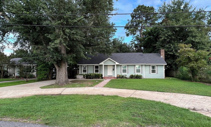 Monroe House | Stylish 3BR in Garden District near parks, river views, Neville High, and ULM.