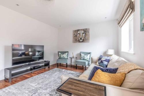 Slough House | STYLISH 4 BED/2 BATH & PARKING - PINEWOOD/HEATHROW