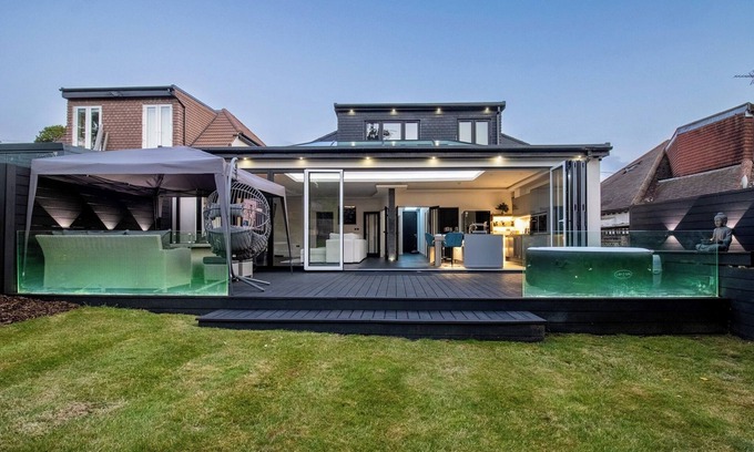 Hillingdon House | Stylish 4-Bedroom Luxury Home Featuring Hot Tub & Pool Table