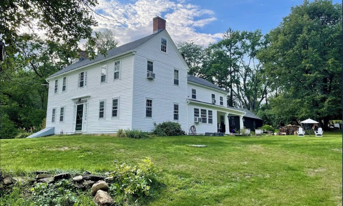 Stockbridge House | Stylish 5 bed/5 bath Hilltop Manor + Cottage - Amazing location! 4mi Tanglewood