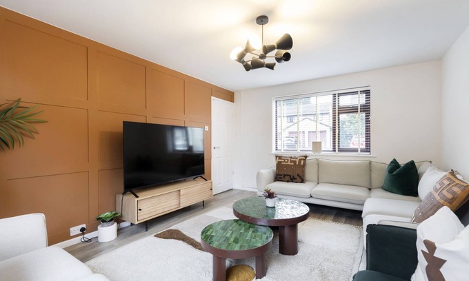 Cheltenham House | Stylish 5-Bed Detached Home Close to Cheltenham