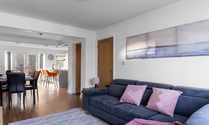 Cheadle House | Stylish 5-Bed Home with Driveway and Garden