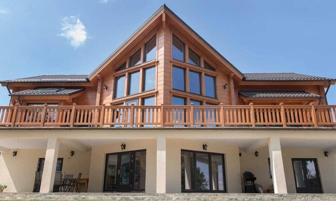 Bran Ski Chalet | Stylish 5-Bedroom Chalet in Beautiful Bran Near Dracula Castle