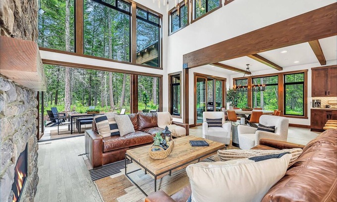 Roslyn House | Stylish 6-Bed Retreat | 6 EnSuites/Epic Game Room/Gourmet Kitchen+EV Charger