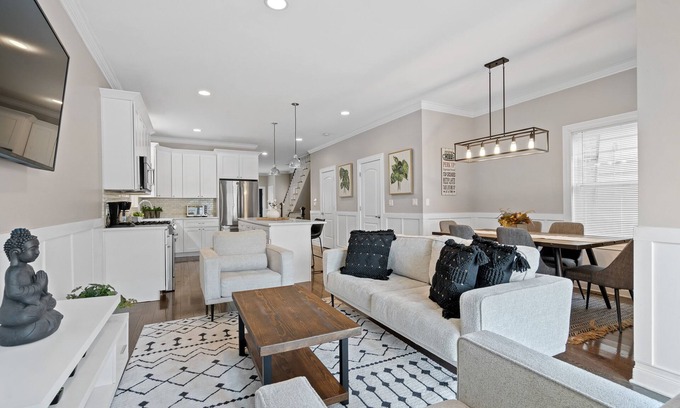 Avondale House | Stylish 6 Bedroom Home in Trendy Logan Square!