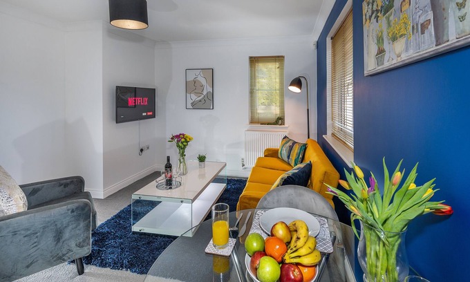 Camberley Apartment | Stylish and quiet ground floor apartment, easy walking to frimley park hospital