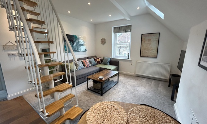 Clifton Apartment | Stylish Apartment in the Heart of Clifton Village. Street Parking permit avail.