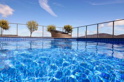 Lyneham Apartment | Stylish Apartment with Rooftop Pool, Minutes from City and ANU