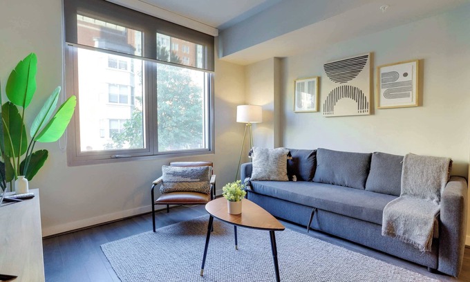 Clarendon Apartment | Stylish Apt Near DC & Metro