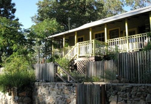 Pinehurst House | Stylish Artistic Cabin Vacation Rental near Sequoia Kings National Park