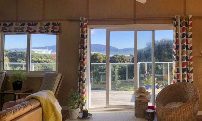 Waikanae House | Stylish Bach With hot tub and Island Views - Bali Hai