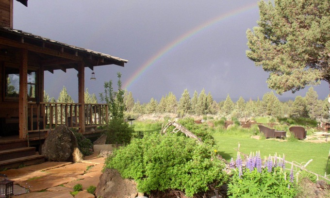 Bend House | Stylish Bend Mountain View Home