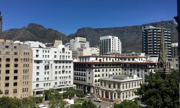 Cape Town City Centre Apartment | Stylish central City Apartment on Greenmarket Square with secure parking garage.