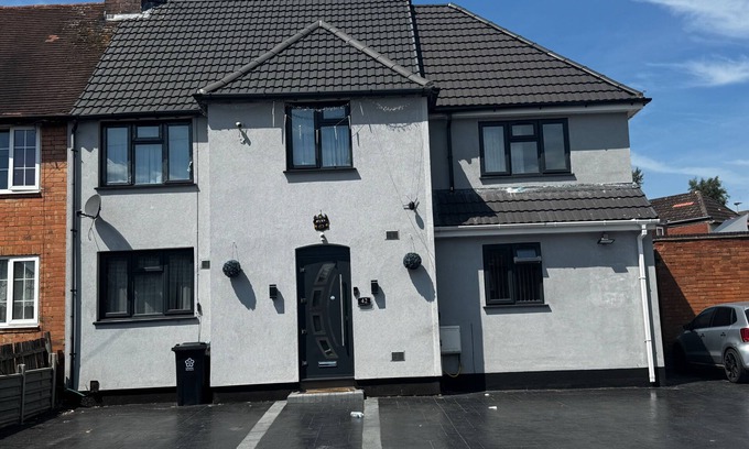 Welford House | Stylish Central Home Sleeps 5 Free Parking & Patio