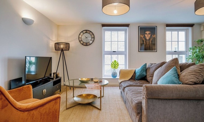 Windsor City Centre Apartment | Stylish Central Windsor 2 Bed, Free Parking, 300m to Castle!