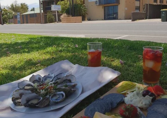 Glenelg North Apartment | Stylish Comfortable 2 bdrm Glenelg North