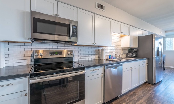 East Price Hill Apartment | 🌃Stylish & Comfy | 5⭐️Location, Views, Queen Beds🌌