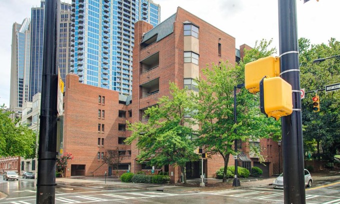 Charlotte Center City Apartment | Stylish Condo - Center City - Nightlife - Parking