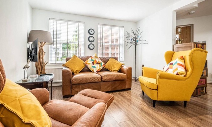 Topsham Apartment | Stylish Cosy 3 Bedroom Cottage with parking in Topsham