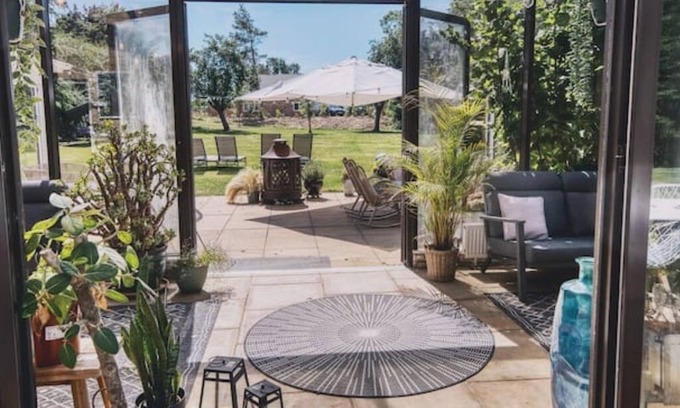 Earls Barton House | Stylish Country House with Spa – Sleeps 10