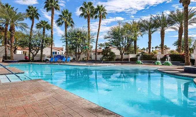 La Quinta House | Stylish Desert King Room w/Balcony + Pool View