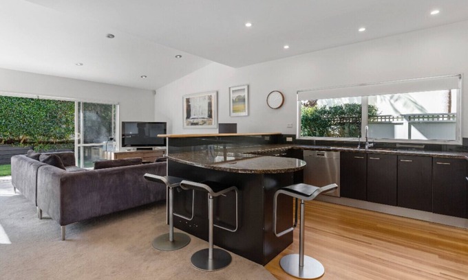 Remuera Apartment | Stylish Executive Remuera Home| by Furnished Rentals