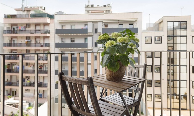 el Fort Pienc Apartment | Stylish flat with a Community Swimming Pool for 8