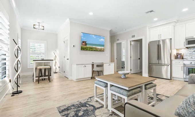 Central Sarasota Apartment | Stylish Gulfside Sarasota Getaway – Steps to Sand