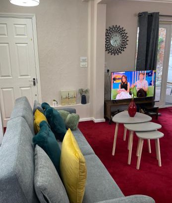 Wrotham Apartment | Stylish Home Away From Home in Kent with Easy Access to London!