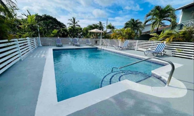 Sandy Lane Apartment | Stylish Insta-worthy APT steps from Holetown