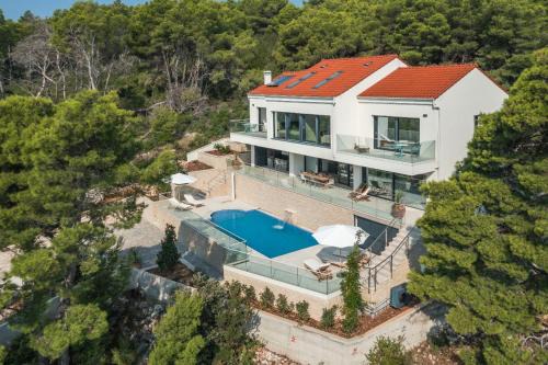 Lumbarda Villa | Stylish Lumbarda Villa Sleeps 10 with Private Pool