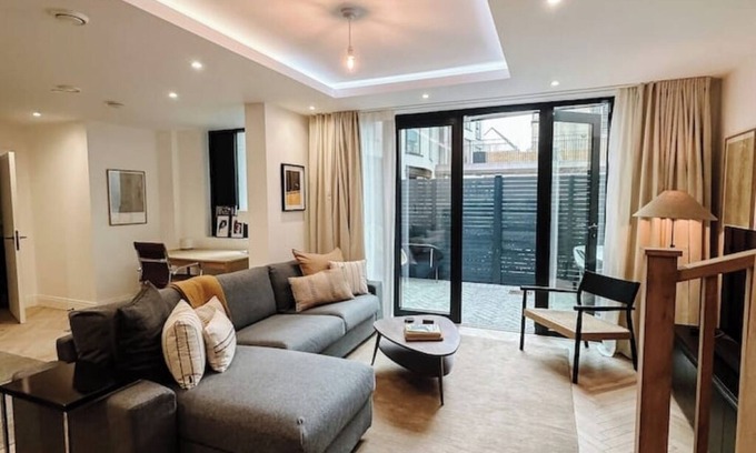 Brighton City Centre House | Stylish Luxury Maisonette near Brighton Pier with Gym & Cinema