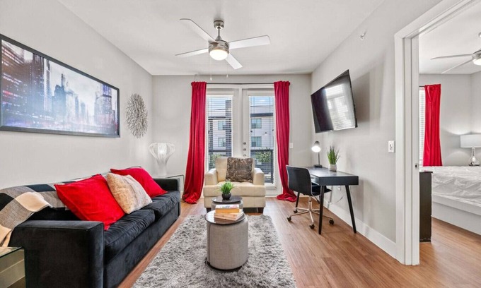 Fort Worth Apartment | Stylish Luxury King Bed | Gym+Pool+Stockyards