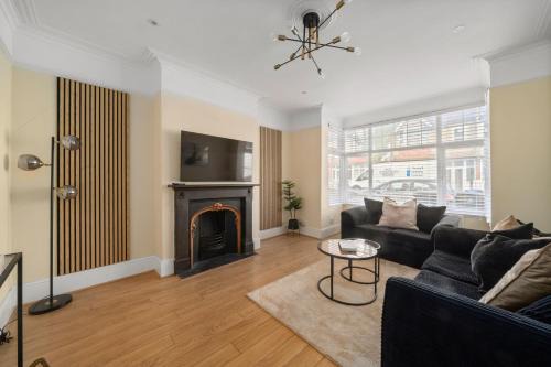Bensham Manor Apartment | Stylish Modern 3 Bedroom Home with Garden