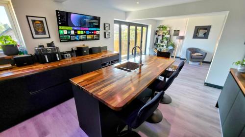 Cyncoed House | Stylish, Modern Cardiff Home, Perfect for Groups and Families